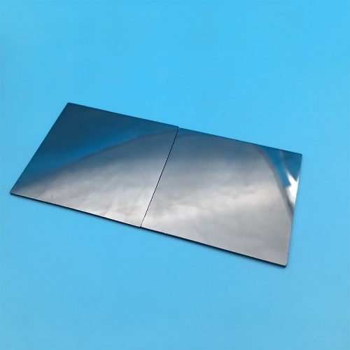 Pressure free sintered wear-resistant and high hardness silicon carbide ceramic plate