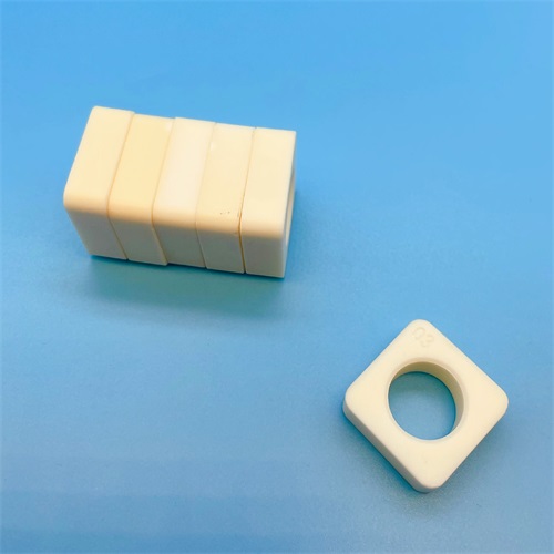 Which has better performance between microcrystalline glass ceramics and silicon nitride ceramics