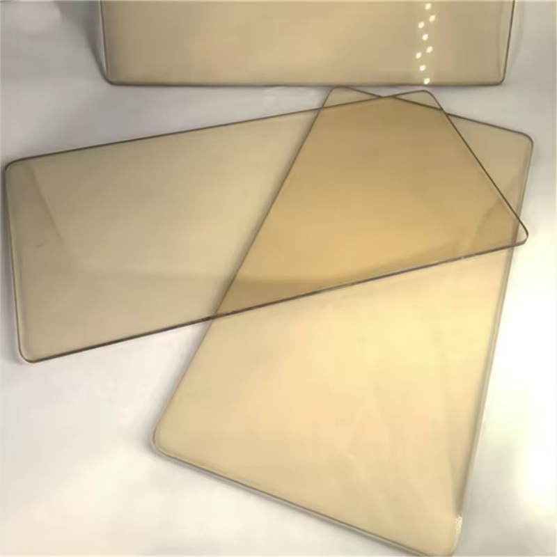 Low expansion microcrystalline glass ceramic plate