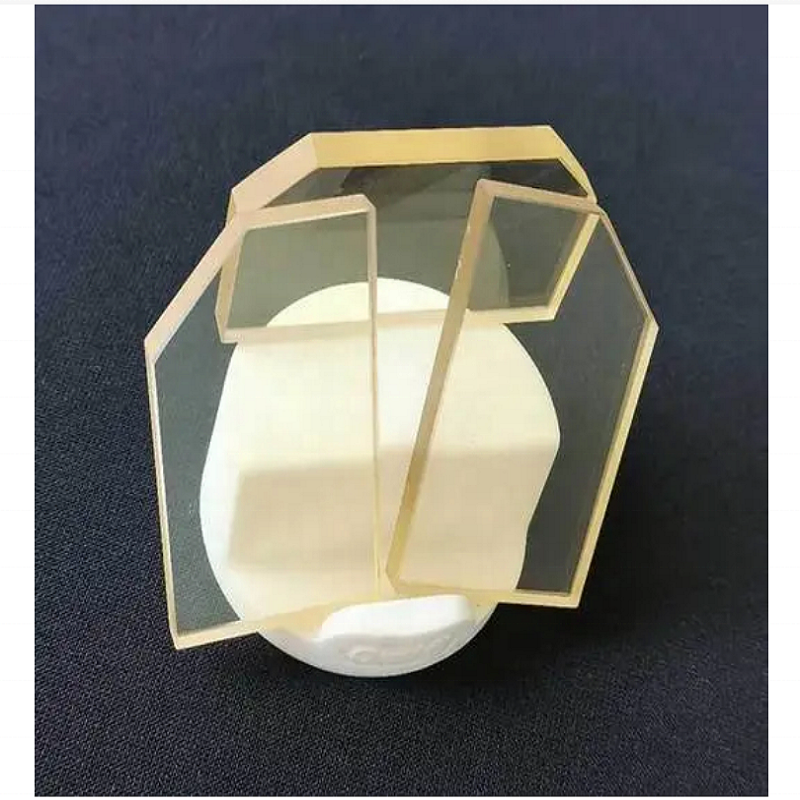 Low expansion microcrystalline glass ceramic plate